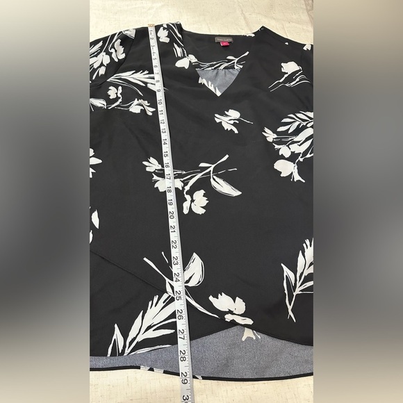 Vince Camuto Black and White Floral Blouse 🖤🖤 - Picture 6 of 14